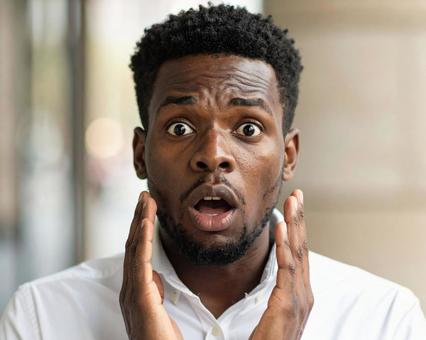 驚く男性の写真