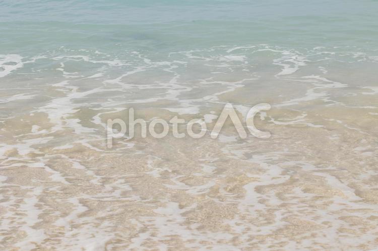 透明に澄んだ沖縄のきれいな海 沖縄,海,波の写真素材