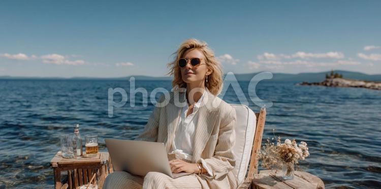 水辺の景色を楽しむブロンドの女性 女性,ブロンド,ビジネスウーマンの写真素材