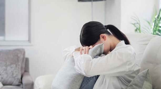 悲しくて泣くアジア人女性 悲しくて泣くアジア人女性 女性,泣く,悲しいの写真素材