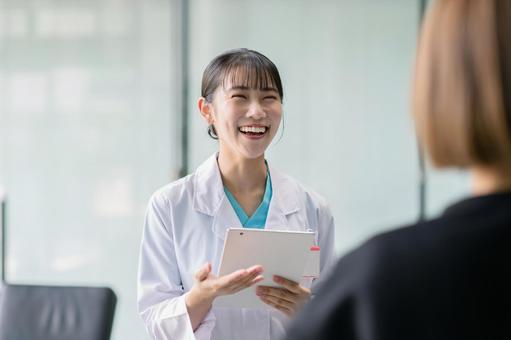 患者を問診する若い女性医師 医師,女性,患者の写真素材