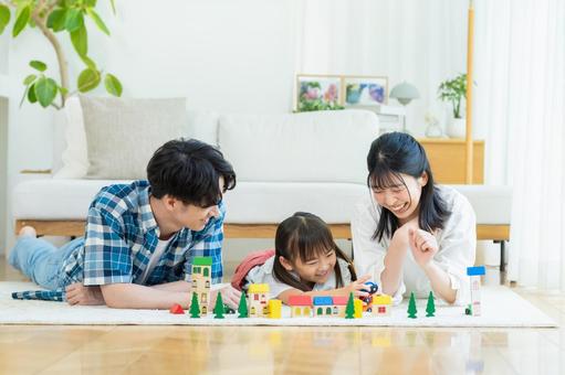リビングで遊ぶ家族 リビングで遊ぶ家族 家族,笑顔,遊ぶの写真素材