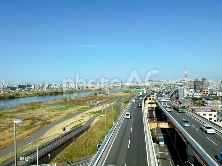 舎人ライナーの車窓から見た街並み 河川敷,河原,街並みの写真素材