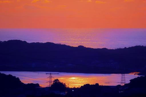 夕陽にキラキラ染まる日本海と宍道湖 夕陽にキラキラ染まる日本海と宍道湖の写真