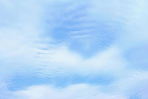 雲の多い青空 雲の多い青空の写真