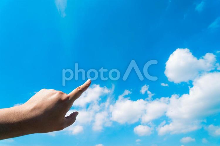 空を指さして 手,空,青空の写真素材