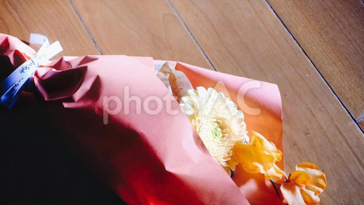 床に置かれた花束 リボン,包装,あげるの写真素材