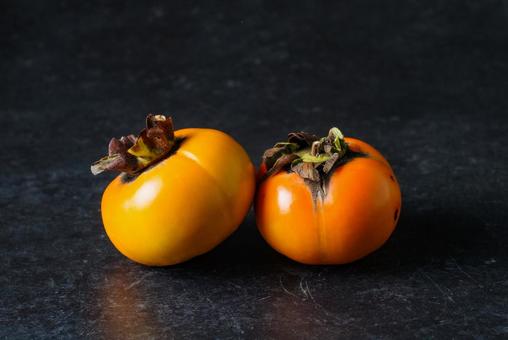 黒背景で撮った柿 黒背景で撮った柿の写真