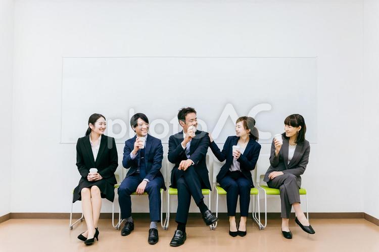 会社・オフィスで休憩するスーツ姿の会社員 ビジネス,休憩,会社員の写真素材