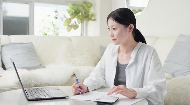 経理の計算をするフリーランスの女性 女性,経理,計算の写真素材