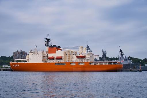 横須賀港に停泊している船 横須賀港,船,最先端の写真素材