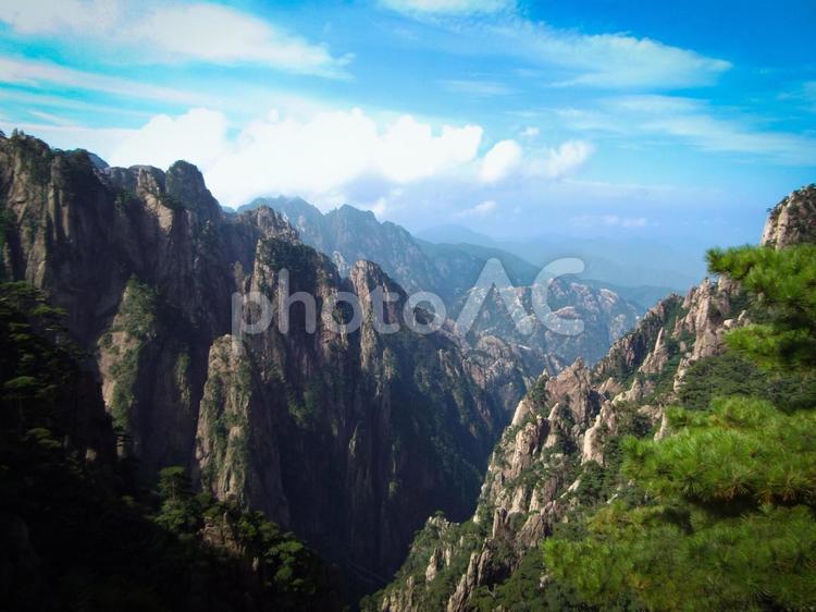 切り立つ岩山と緑が映える雄大な景色 山岳,自然風景,岩山の写真素材