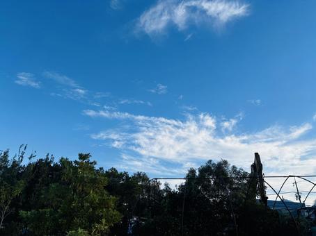 工事現場の重機と空 工事現場の重機と空 工事現場,工事中,パワーシャベルの写真素材