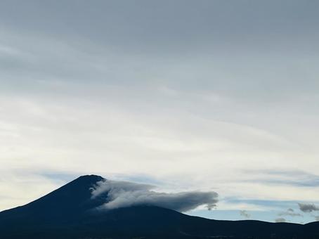 雲が流れる富士山の風景 雲が流れる富士山の風景の写真