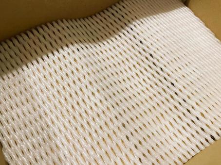 ダンボール箱の中に敷いた緩衝材２１ 緩衝材,ダンボール,箱の写真素材