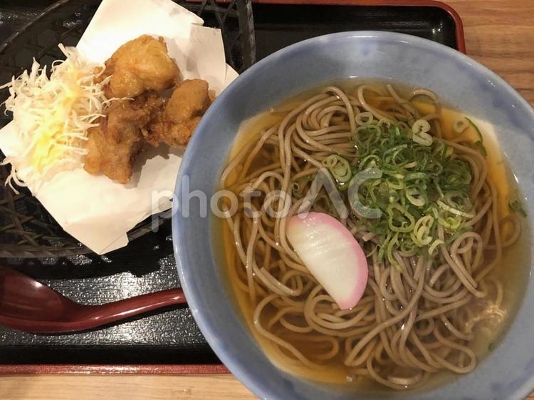 そばと唐揚げ 立ち食い,蕎麦,唐揚げの写真素材