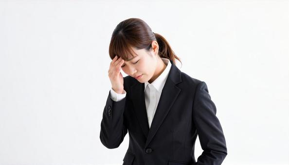 悩み考えるビジネスマンの写真