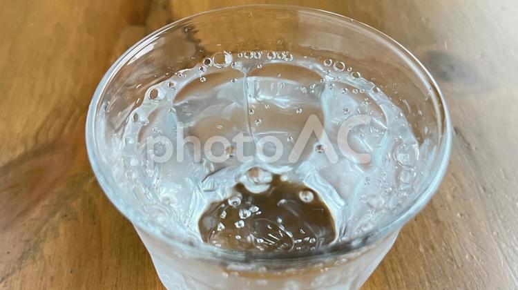 炭酸水が入ったグラス（斜俯瞰、寄り） 炭酸水,水,飲料水の写真素材