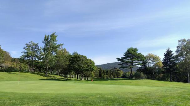 秋晴れのゴルフ場と美しい練習グリーン ゴルフ,ゴルフ場,練習グリーンの写真素材