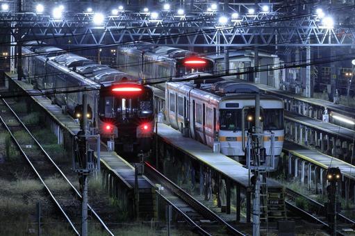 綺麗に撮れた名古屋駅の電車０４ 電車,路線,夜景の写真素材