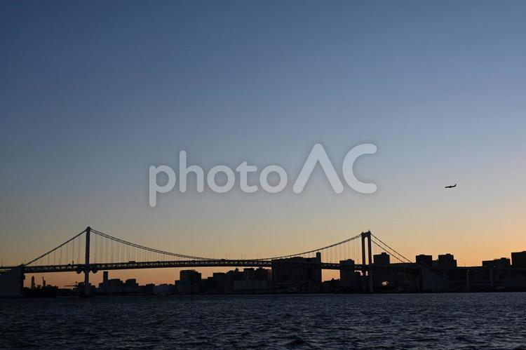 夕暮れのレインボーブリッジ：都市イメージ：背景素材 レインボーブリッジ,夕暮れ,マジックアワーの写真素材