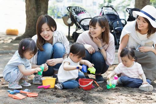 ママ友 母親 育児 ママ友 母親 育児 ママ友,公園,砂場の写真素材