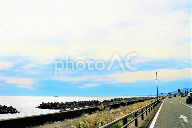水平線に浮かぶ船と150号線道路 水平線,船,道路の写真素材