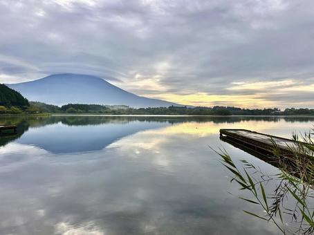 田貫湖から見る富士山と雲空 田貫湖から見る富士山と雲空 富士山,逆さ富士,田貫湖の写真素材