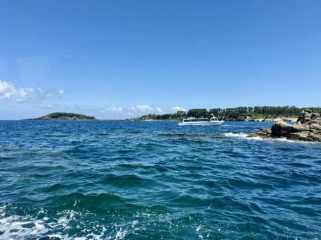 View of Tojinbo from a sightseeing boat The surface of the Sea of Japan, JPG View of Tojinbo from a sightseeing boat The surface of the Sea of Japan, JPG