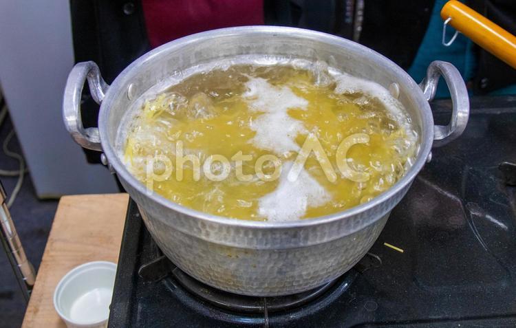 多めの熱湯でパスタを茹でる パスタ,スパゲッティ,茹での写真素材