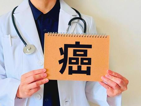 癌について説明する医師 癌,病気,女医の写真素材