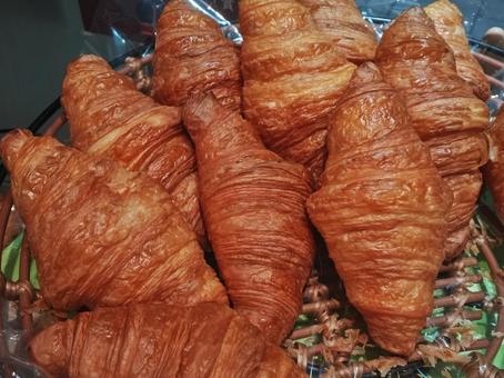 パン屋さんの焼きたてクロワッサン パン屋さんの焼きたてクロワッサンの写真