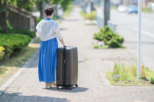 旅行に行く女性 旅行に行く女性 旅行,移動,一人旅の写真素材