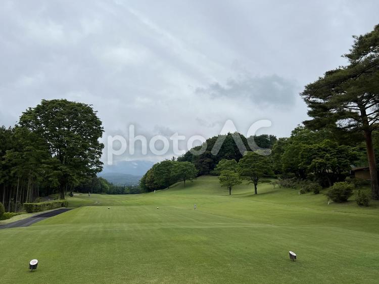 山並みを望むゴルフコースの絶景 ゴルフ,ゴルフコース,ティーイングエリアの写真素材