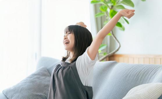 腕を伸ばしてリラックスする女性 腕を伸ばしてリラックスする女性の写真