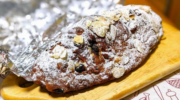 クリスマスの象徴シュトーレン クリスマスの象徴シュトーレン シュトーレン,stollen,ドイツ菓子の写真素材