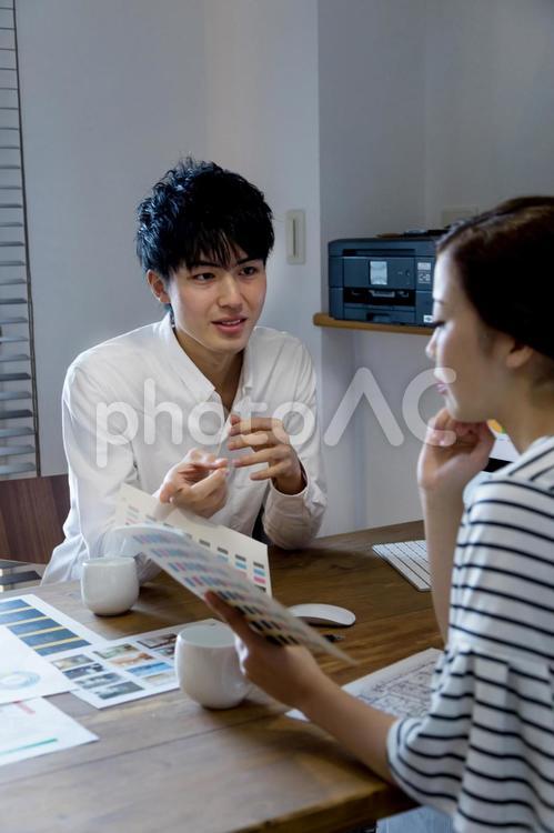 若い男女　パソコン　デザイン　仕事 コワーキングスペース,ビジネス,女性の写真素材