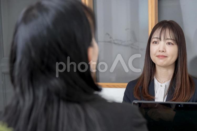 アイコンタクトするビジネスウーマン ビジネス,ビジネスマン,アイコンタクトの写真素材