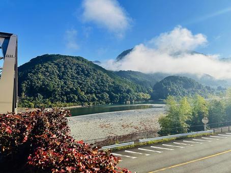 朝の霧　山脈　河川敷 風景,和歌山県熊野川町,河川敷の写真素材