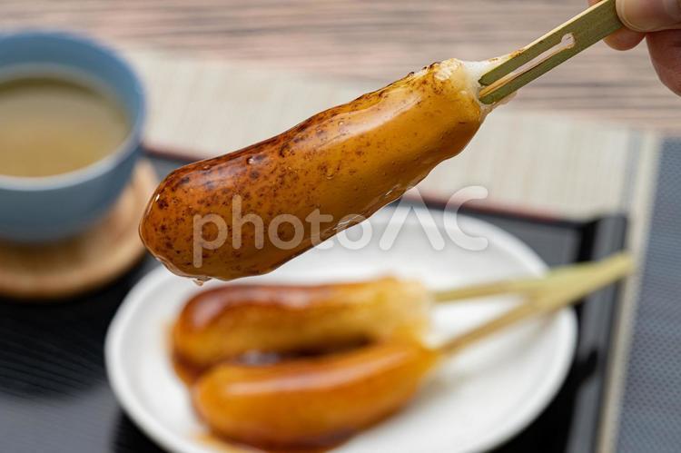 みたらしで食べるあぶり餅とほうじ茶2 あぶり餅,みたらし,和菓子の写真素材