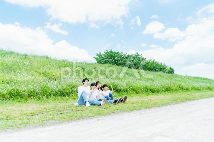 青空の下で遊ぶ家族 家族,笑顔,青空の写真素材