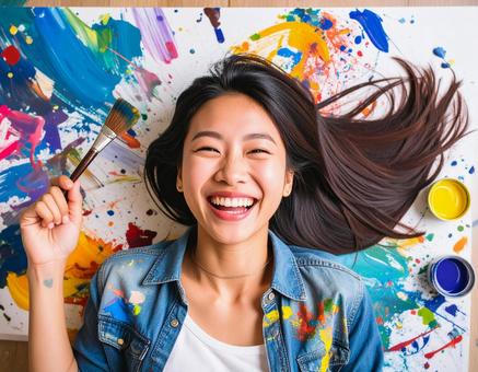 創作を楽しむ女性アーティストの笑顔 創作を楽しむ女性アーティストの笑顔の写真