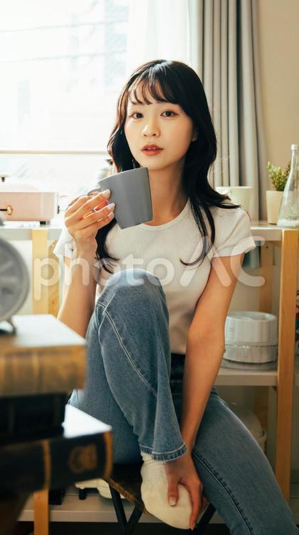 女性　ライフスタイル　ハイコントラスト 女性,ライフスタイル,コーヒーの写真素材