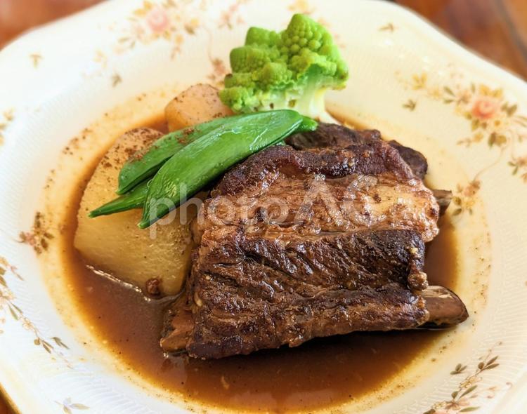 スペアリブのスパイスとアプリコット煮込み スペアリブ,肉料理,ランチの写真素材