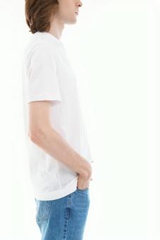 右手をポケットに入れ立つ横向きの男性 右手をポケットに入れ立つ横向きの男性 横向き,口もと,ポケットの写真素材