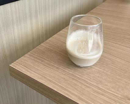 木目テーブルに置かれたカフェラテ 木目テーブルに置かれたカフェラテ カフェラテ,ドリンク,飲み物の写真素材