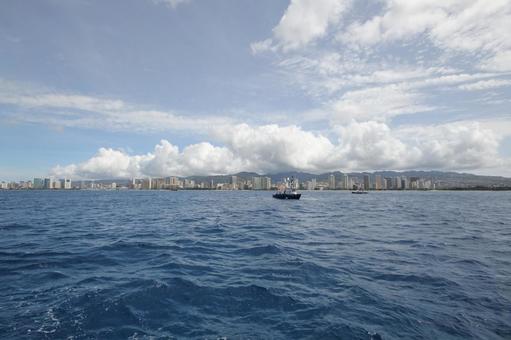 ハワイオアフ島沖より見るホノルルの風景 ハワイオアフ島沖より見るホノルルの風景の写真