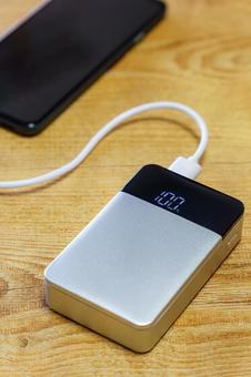 満充電のモバイルバッテリーとスマホ 満充電のモバイルバッテリーとスマホ モバイルバッテリー,ポータブル充電器,スマホの写真素材