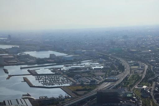 海岸沿いの港湾の街と市街地の広がる風景 海岸沿いの港湾の街と市街地の広がる風景の写真