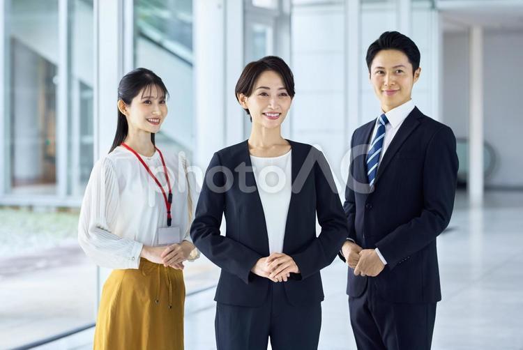 ビジネスシーン　チームワーク　男女 ビジネスウーマン,キャリアウーマン,チームの写真素材
